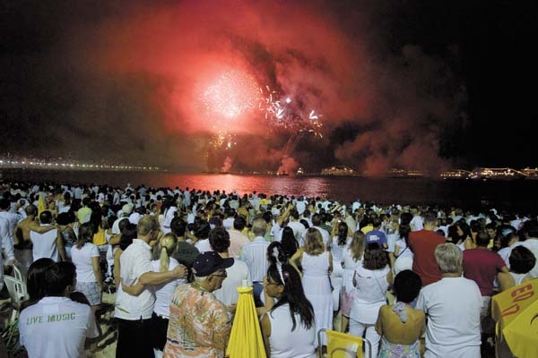 Multidão observa queima de fogos na praia de Copacabana, no Rio de Janeiro